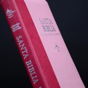 BIBLIA 086 SUPER GIGANTE CON INDICE ROSADA-FUCSIA CON CIERRE 19 PT