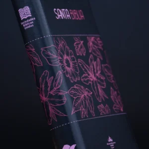 BIBLIA 065 COLOR NEGRO FLORES CANTO FUCSIA QR