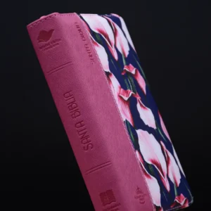 BIBLIA 045 FLORES MAGENTA CANTO PLATEADO CIERRE